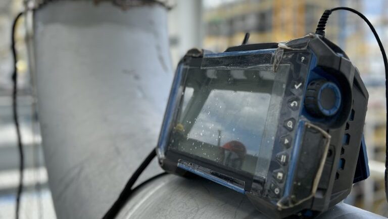 PAUT inspection of a district heating pipe weld – LPS-01 scanner in the trench