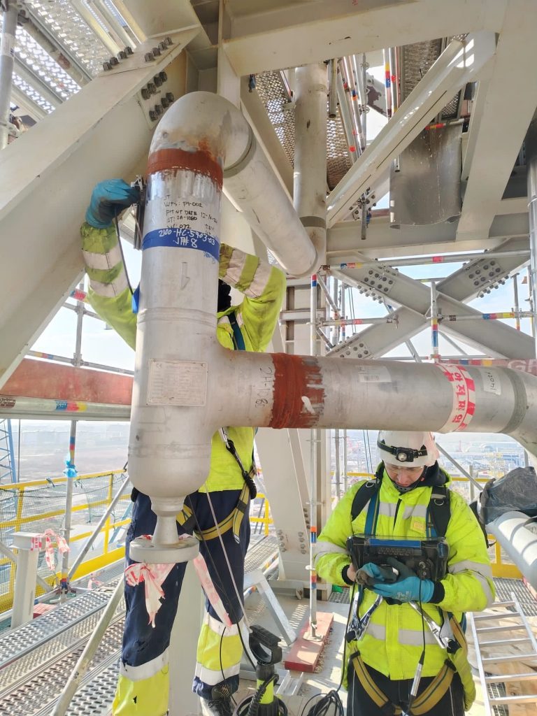 PAUT inspection of a district heating pipe weld – LPS-01 scanner in the trench